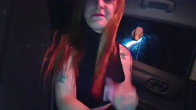 LucyRoseMae live cam on StripChat