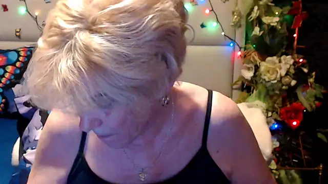 HappyWomanOn live cam on StripChat