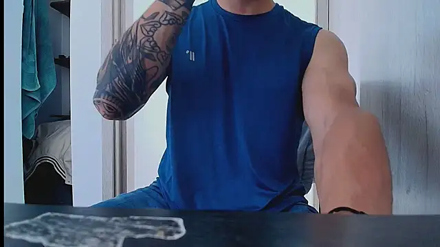 thomas_gun live cam on StripChat