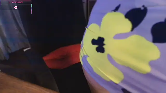 emlana live cam on StripChat