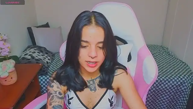 Nicole_Foxx_ live cam on StripChat