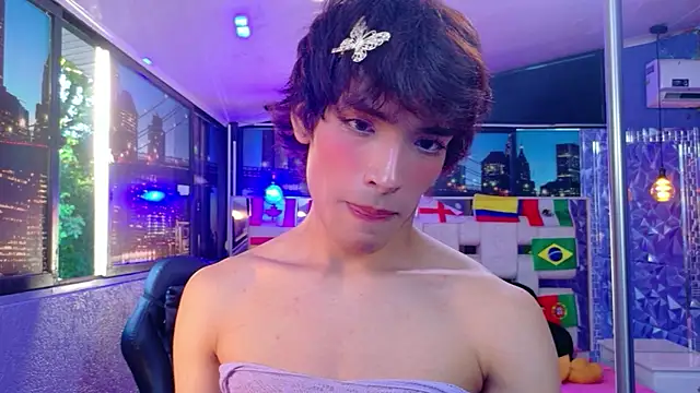 AlecciaNova live cam on StripChat