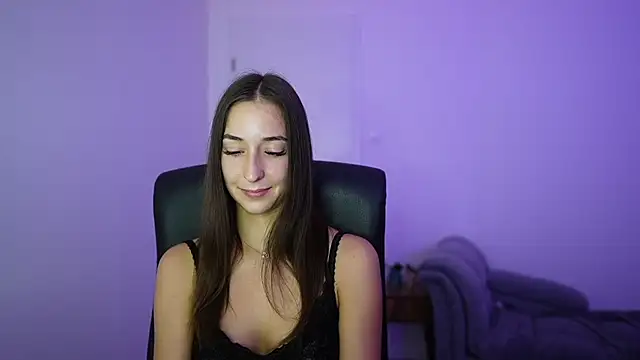 Crystalbrunette18 live cam on StripChat