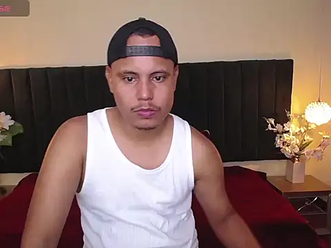 noah_oliver1 live cam on StripChat
