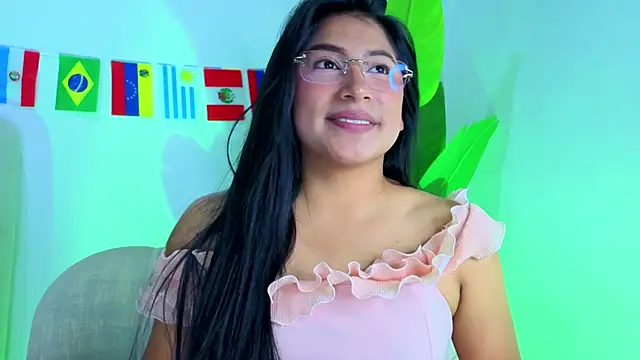 LinnaGardenia live cam on StripChat