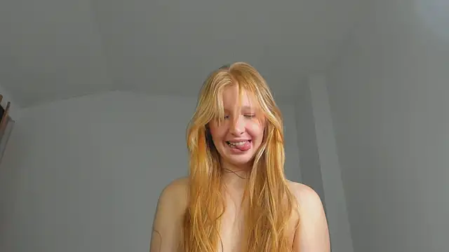 FoxieKiss live cam on StripChat