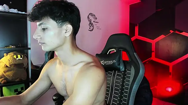 maxiimoromano_ (M young) - Hi Maximo 🥵 Play with nipples 😈