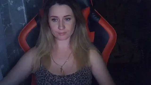 KiraKisskiss live cam on StripChat