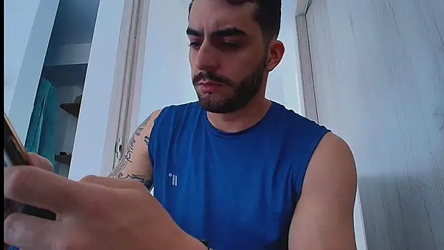 thomas_gun live cam on StripChat