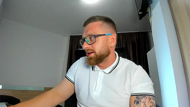 Findom_guy live cam on StripChat