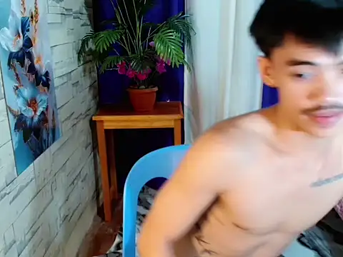 urhunky_boy live cam on StripChat
