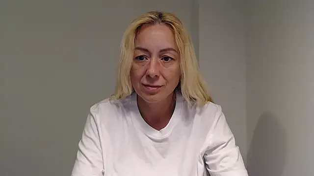 _karolynesyera_ live cam on StripChat