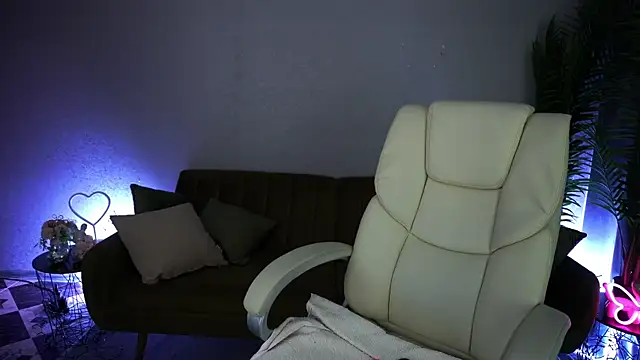 KiraCandyS live cam on StripChat