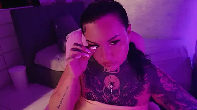 _MelinaCurves_ webcam