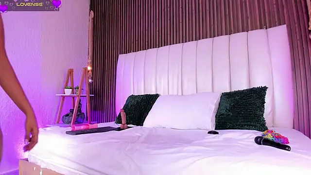 LucieMillerr live cam on StripChat