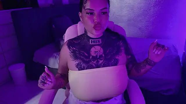_MelinaCurves_ webcam