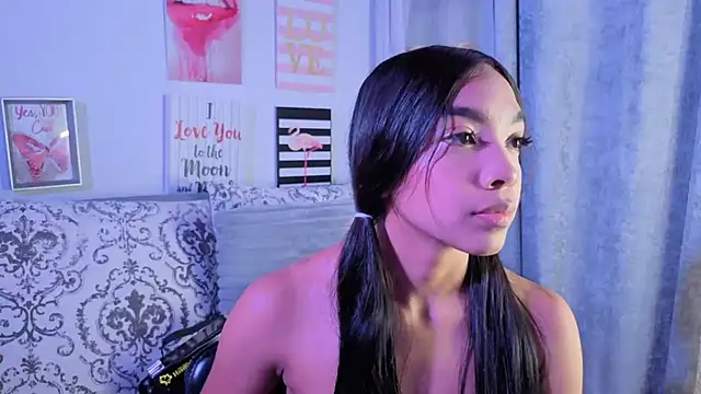 pocahontamoon live cam on StripChat