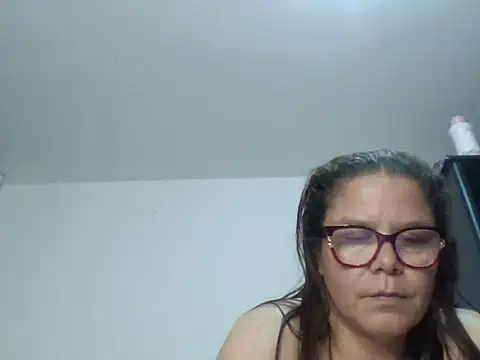 lusianamasters live cam on StripChat