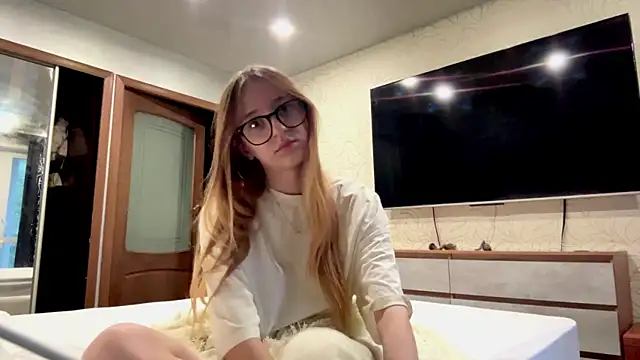 Sunshine_Kira live cam on StripChat