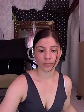 Estefani_32 live cam on StripChat