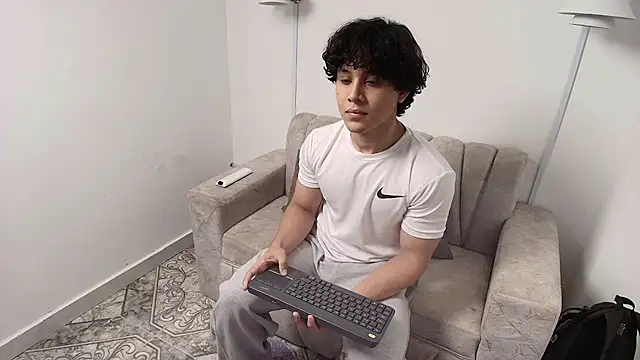 latin_beast4 live cam on StripChat