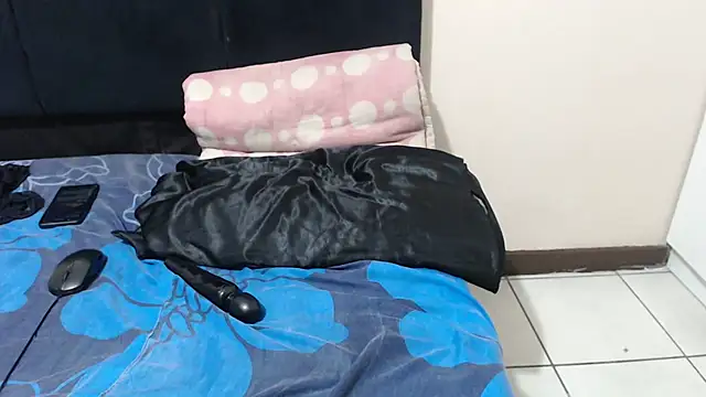 SweetHotBabby18 live cam on StripChat