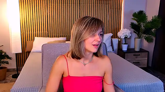 EmeraldGlow live cam on StripChat