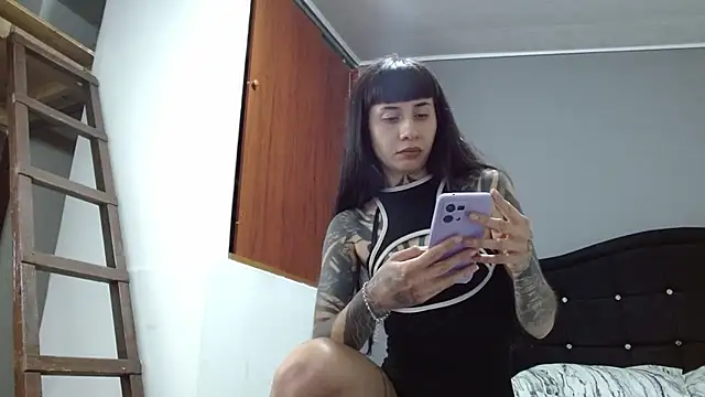Emilia_1995 live cam on StripChat