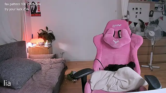 lil_lia live cam on StripChat