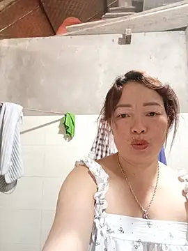Yellow-pink live cam on StripChat