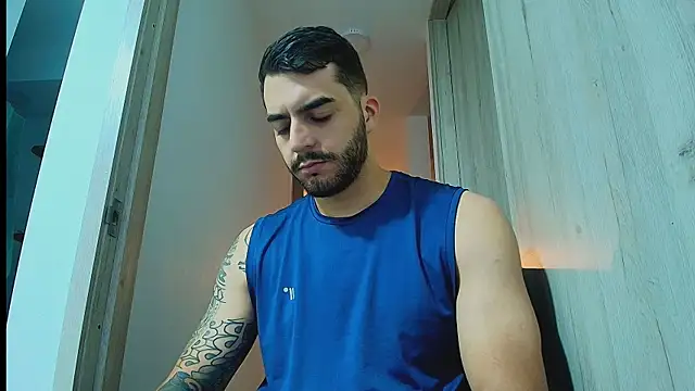 thomas_gun live cam on StripChat
