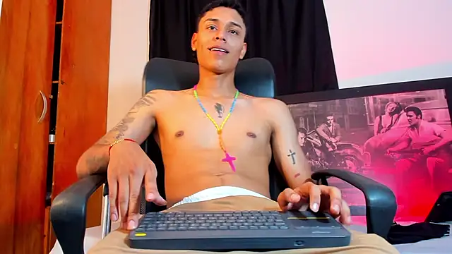 alessandroferrer live cam on StripChat
