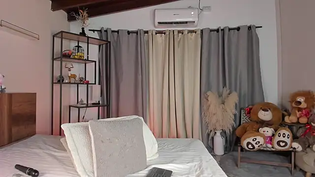 amber_maxwell live cam on StripChat