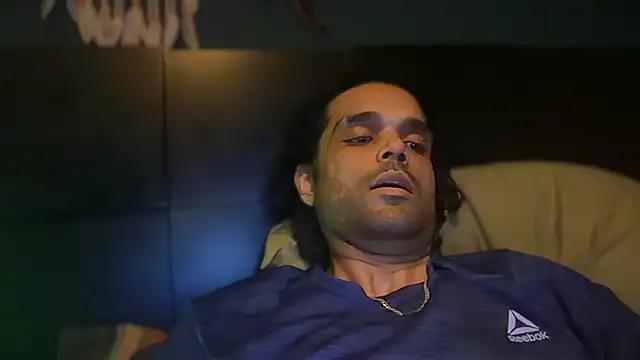 icebergslim281 live cam on StripChat