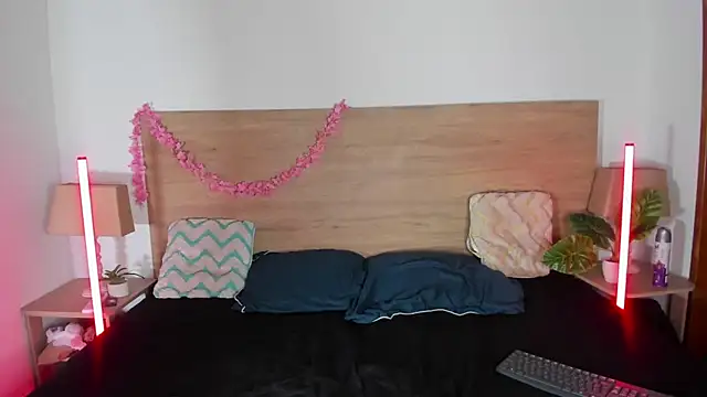 LaraRous live cam on StripChat