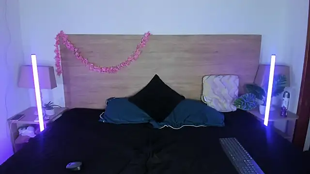 LaraRous live cam on StripChat