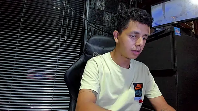 boy_bigcock24cm live cam on StripChat