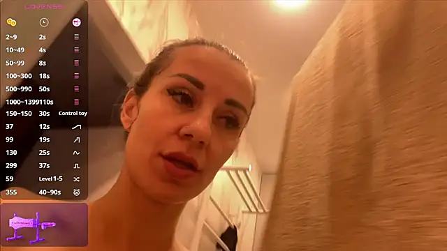 Crystallana live cam on StripChat