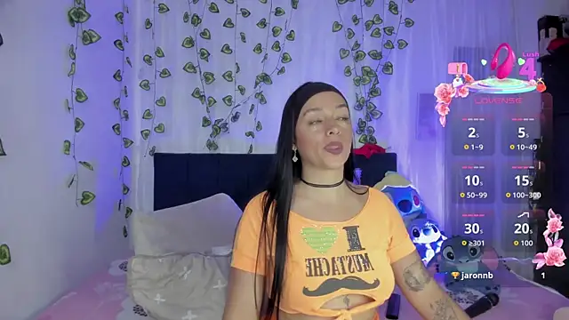 EmiliaRose_ live cam on StripChat