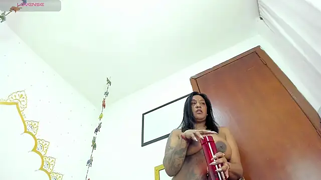 LadyNahir webcam