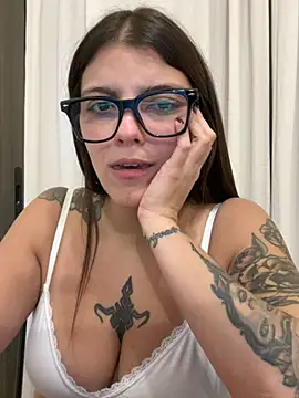 lilylovelesss live cam on StripChat