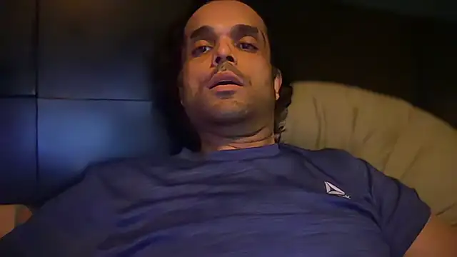 icebergslim281 live cam on StripChat