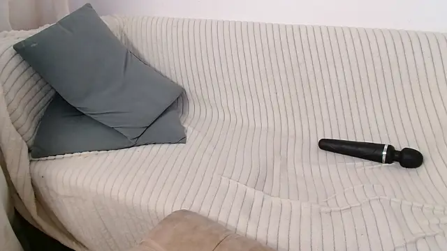 sofiaa_here (F teen) - 2 fingers in pussy