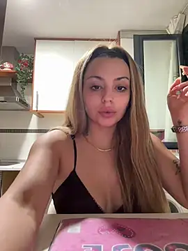 Noeliagglow live cam on StripChat