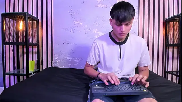 LiamRamirezz live cam on StripChat