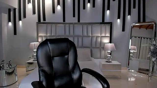 MiaLaurence webcam