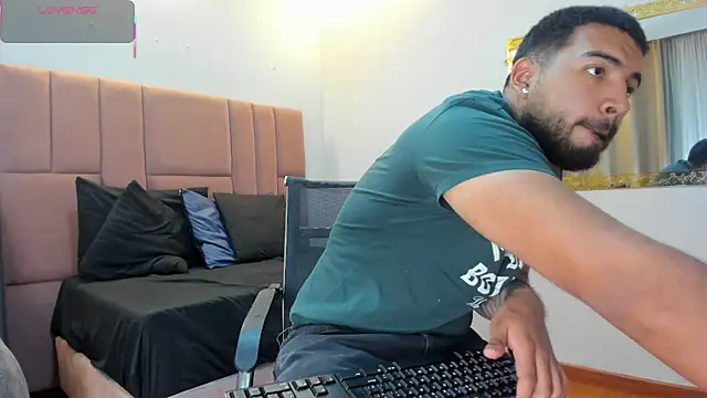 Massimo_Moretti live cam on StripChat