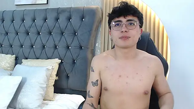 Tommy_Claks live cam on StripChat