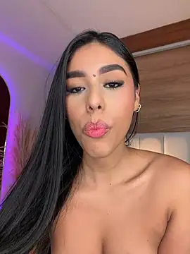 Rossie_Blooms live cam on StripChat
