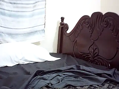 emmyteaz1 live cam on StripChat